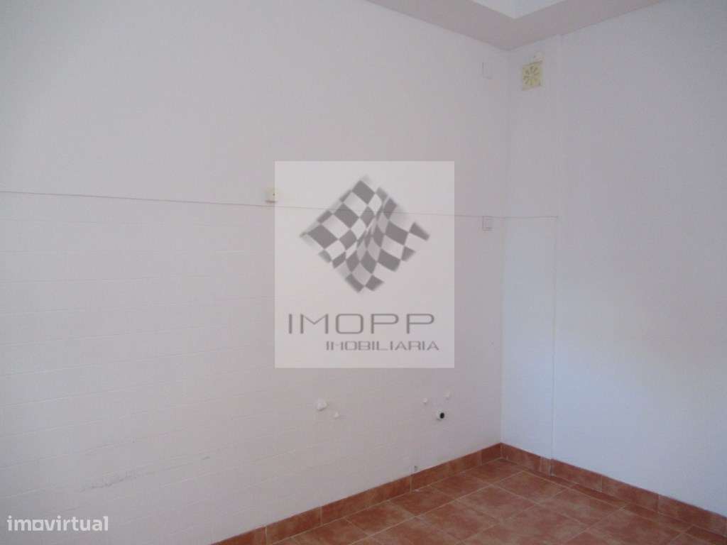 Loja com excelente localização na Reboleira-13