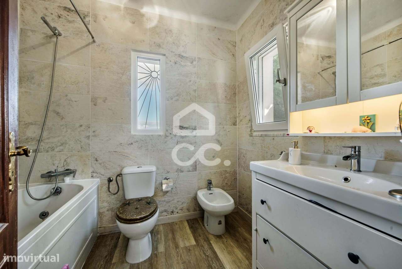 Moradia T4 independente com piscina e terreno em Alcantarilha-18