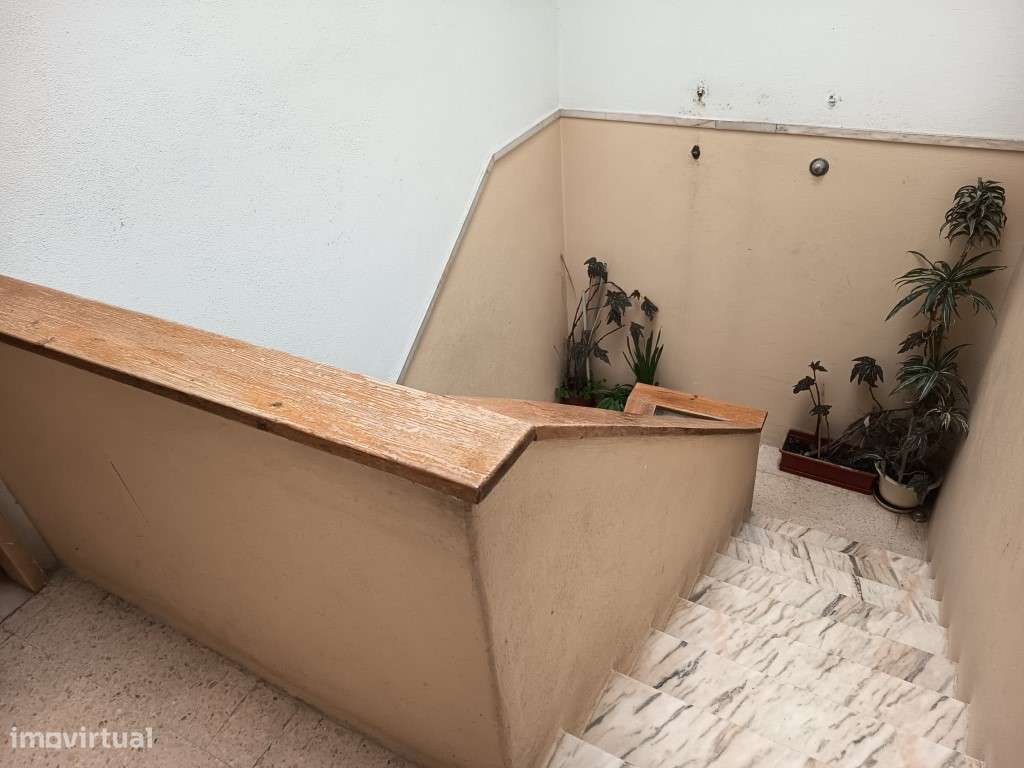 Apartamento T2 Renovado no centro de Camarate, Loures-21