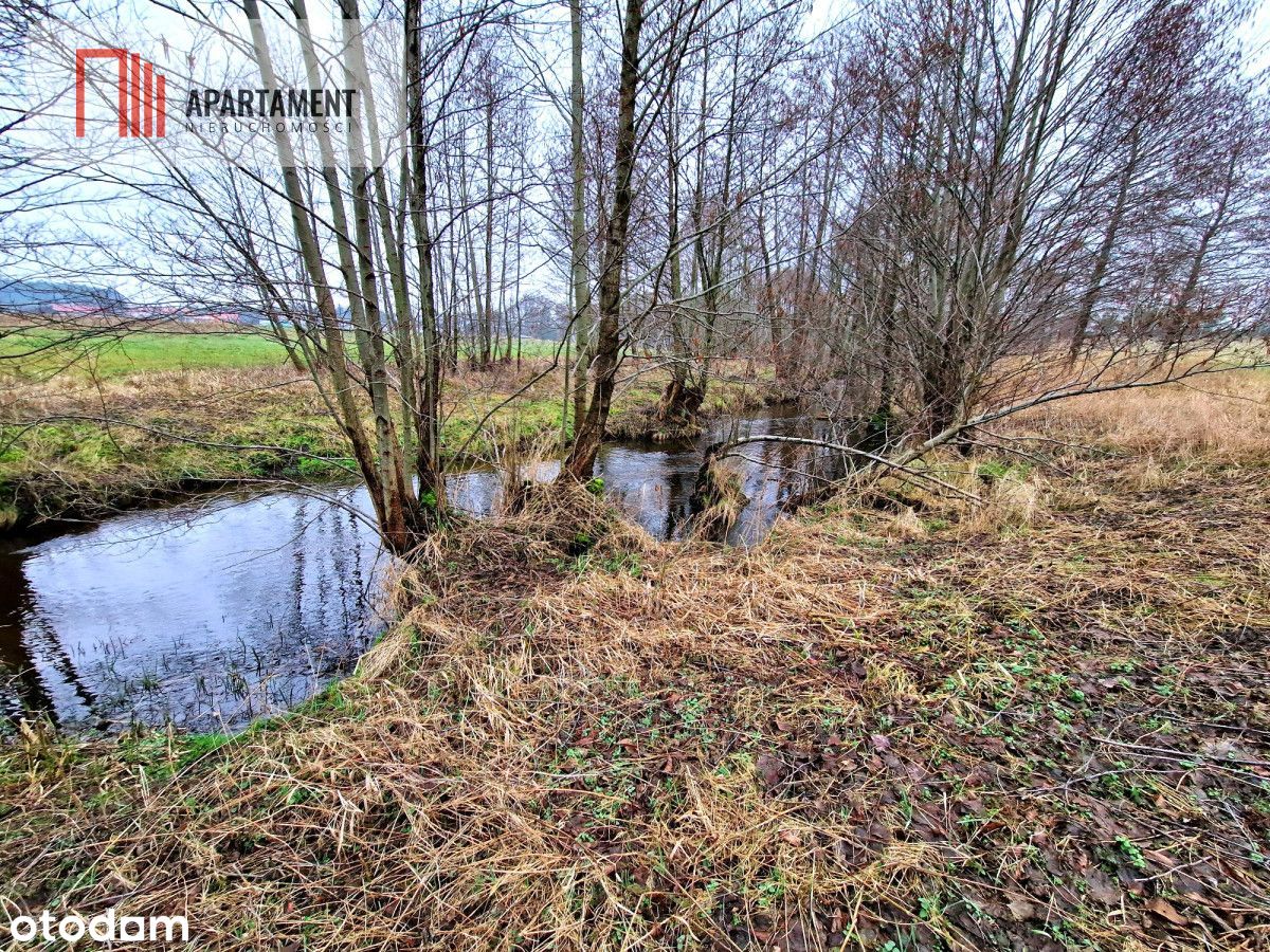 Działka budowlana z linią brzegową rzeki