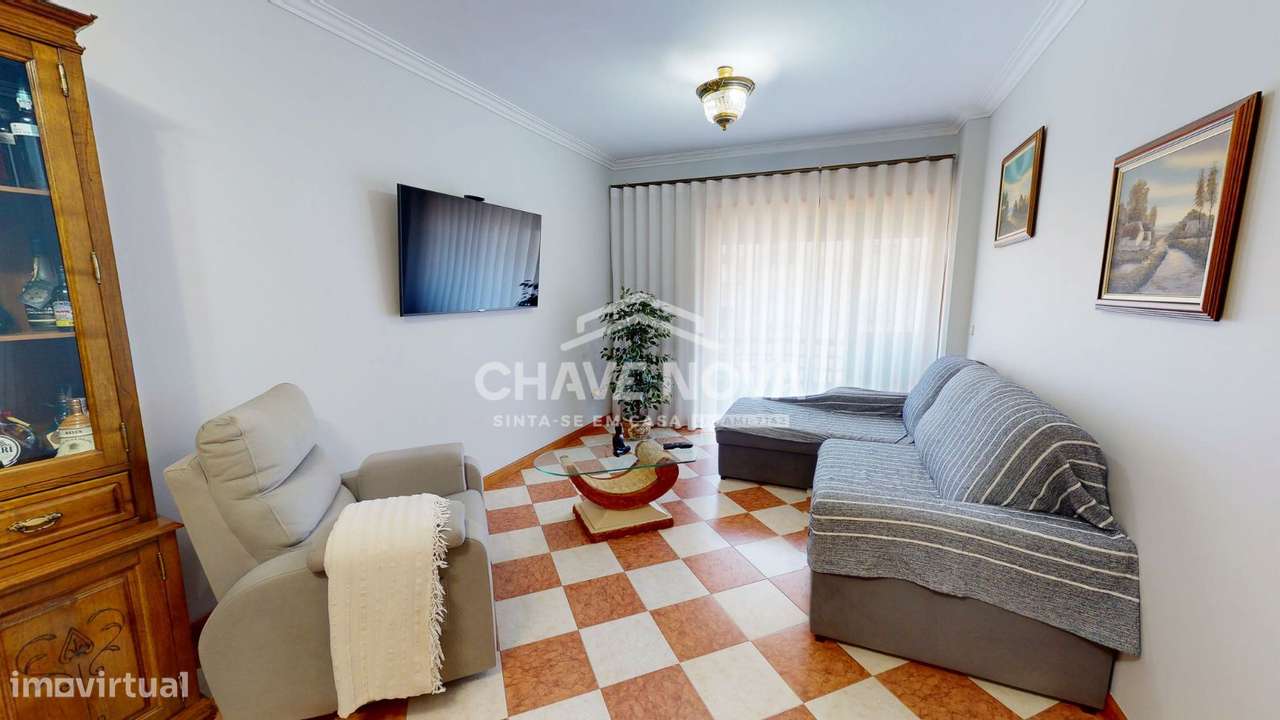 Apartamento T2 c/ Lugar de Garagem em Santa Marinha (Candal) - Grande imagem: 4/23