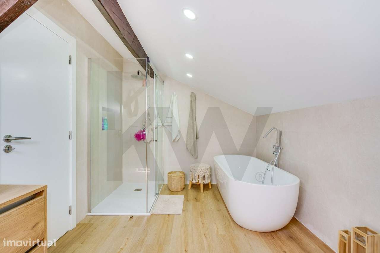 Fabulosa Moradia T4 com Piscina e Espaço Exterior-27