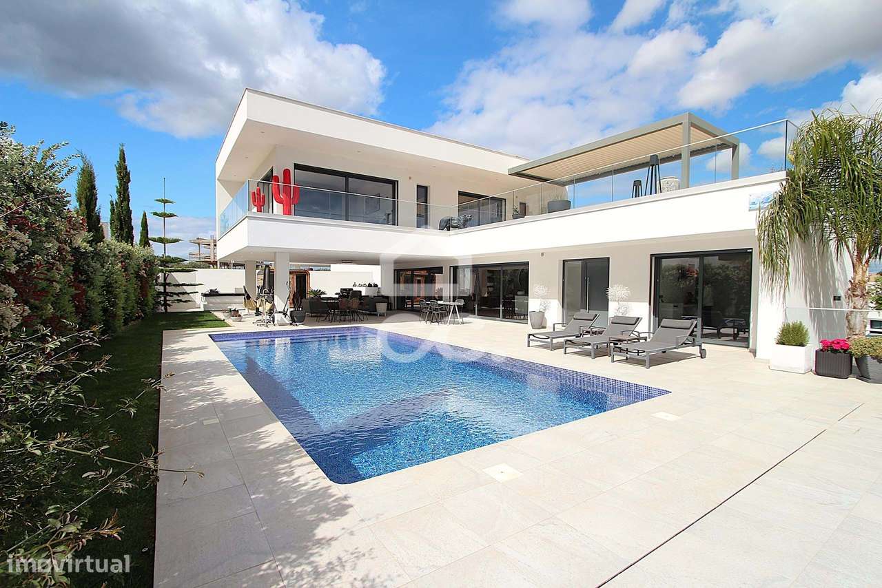 Moradia T3 com piscina, terraço e garagem ampla em Alcantarilha-8