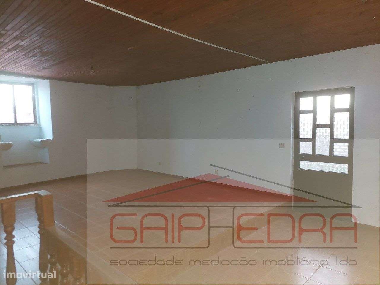 Moradia T3 em Mesão Frio com varanda e acessibilidade-12