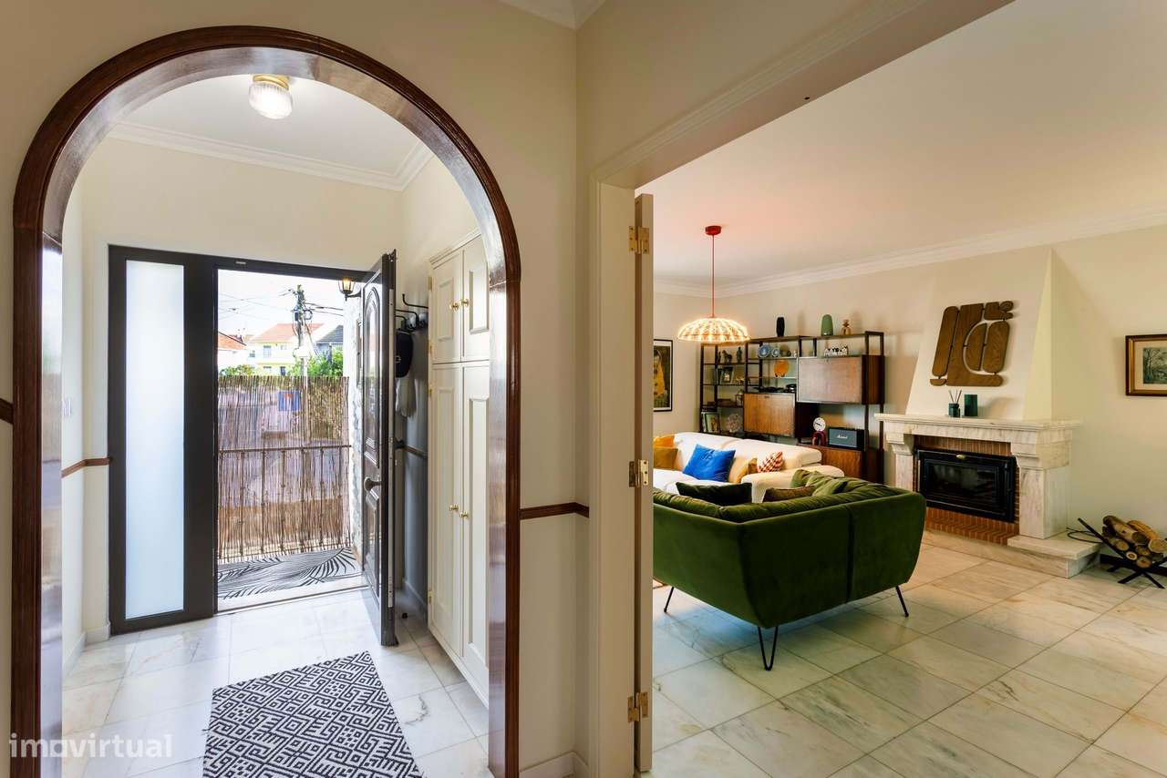 Moradia remodelada com jardim, garagem e vista desafogada, Algueirão,-19