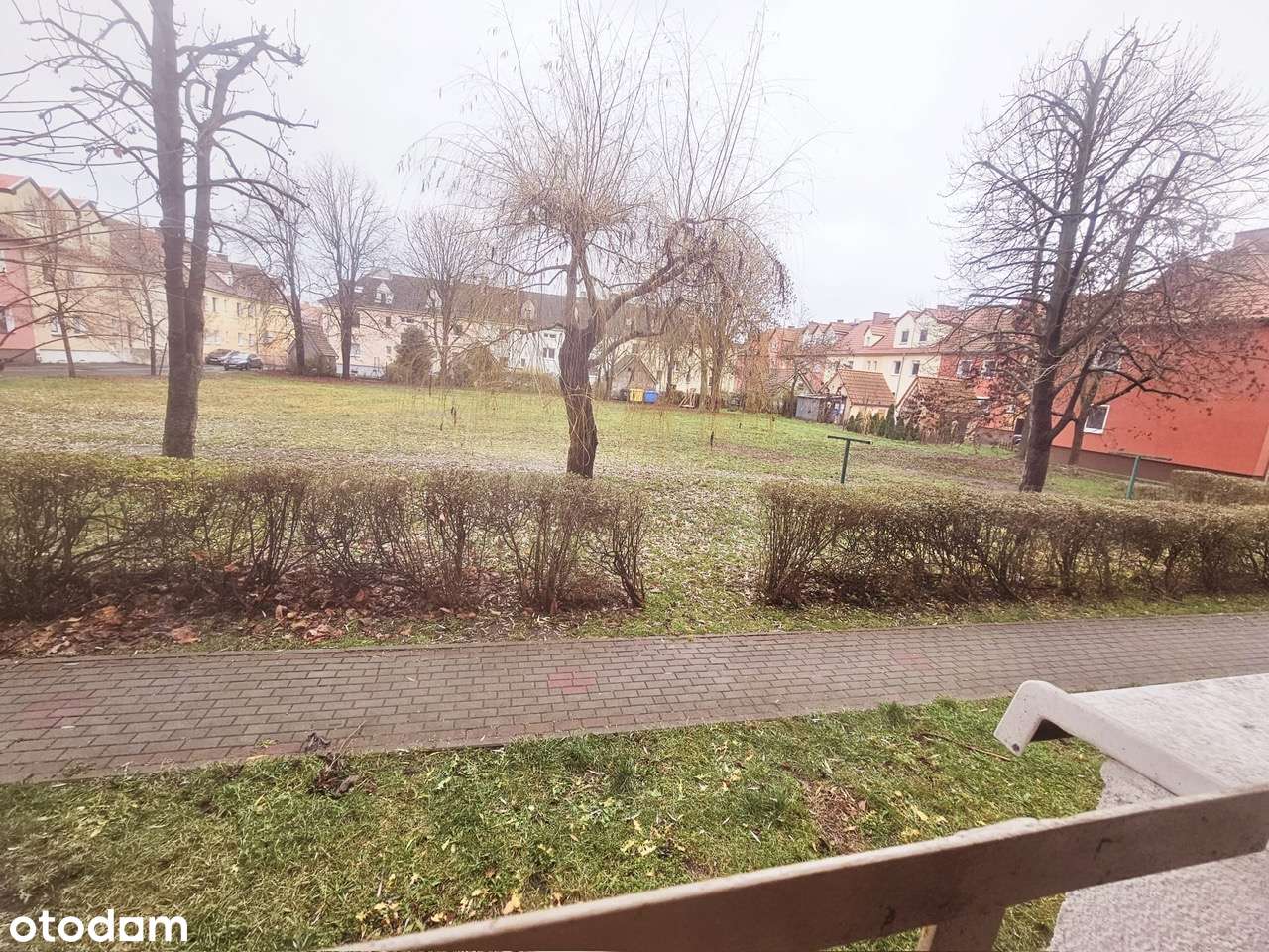 Zaciszne Śródmieście. Kawalerka z osobą kuchnią. Media miejskie.-0