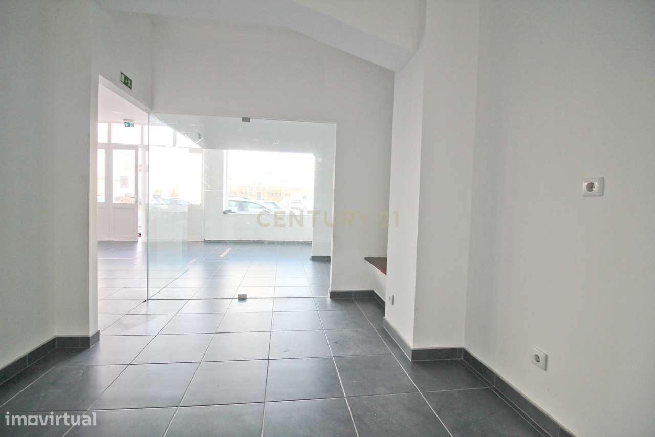 Armazém transformado em loja na zona ribeirinha de Portimão - Grande imagem: 3/24