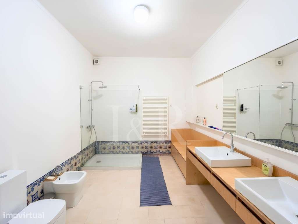 Apartamento T3 renovado no centro histórico de Lisboa-29