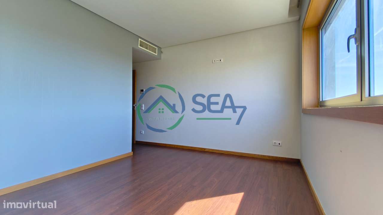 Moradia T6 com grande terreno, Meadela-28