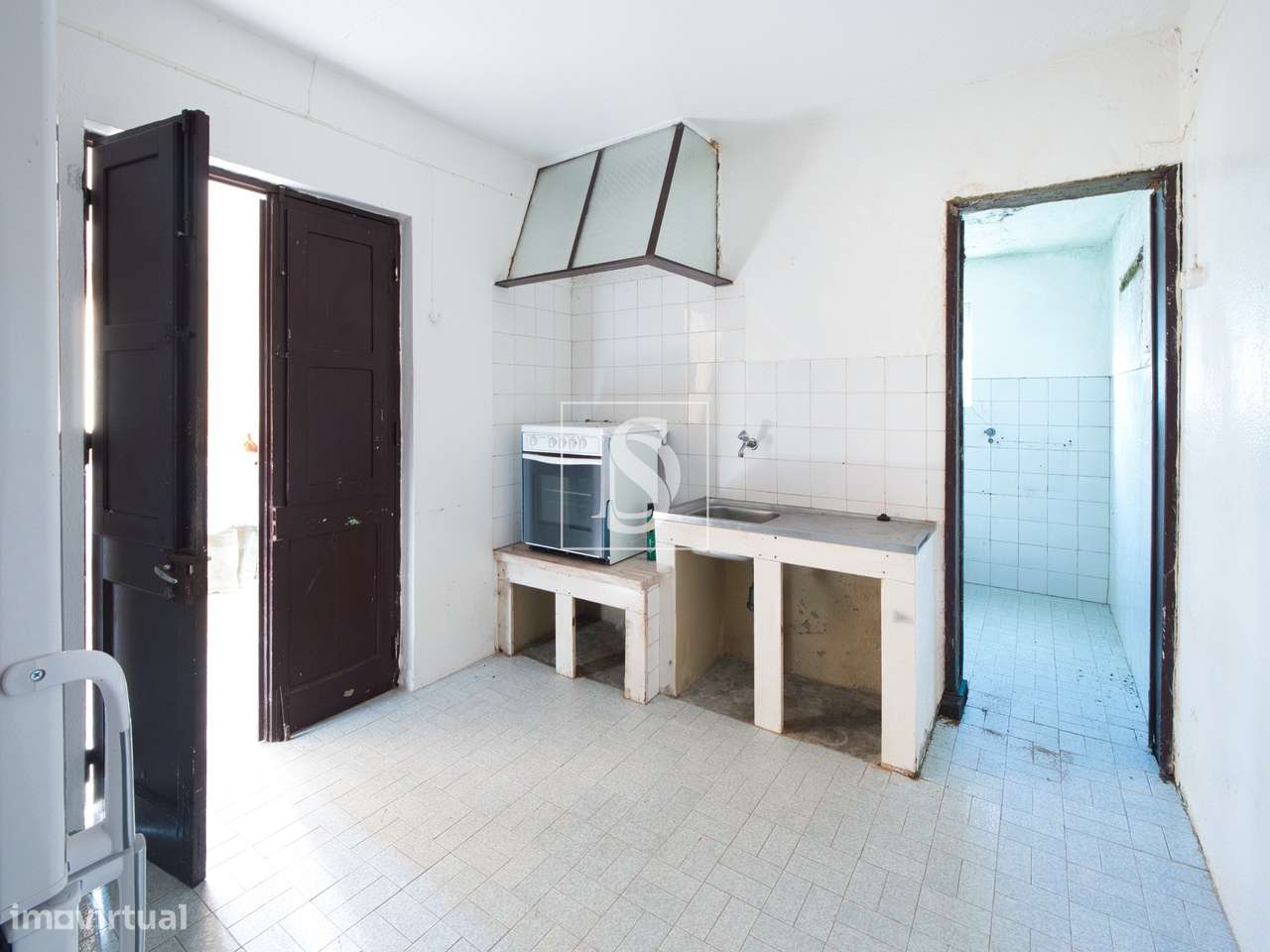 Terreno de 1.320 m² no Calhandriz, na zona da Adanaia  com ribeiro e b-16