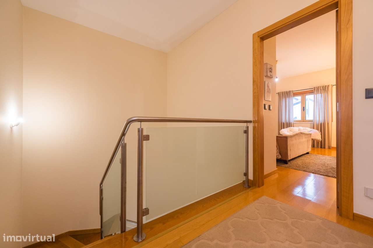 Moradia T-4+1 em Agualva Cacém-39