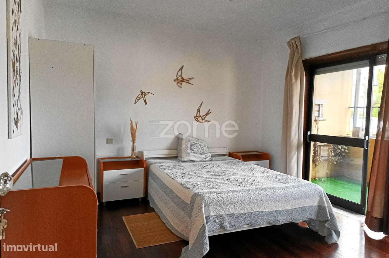 Apartamento T3 de cobertura, com terraço e garagem-0