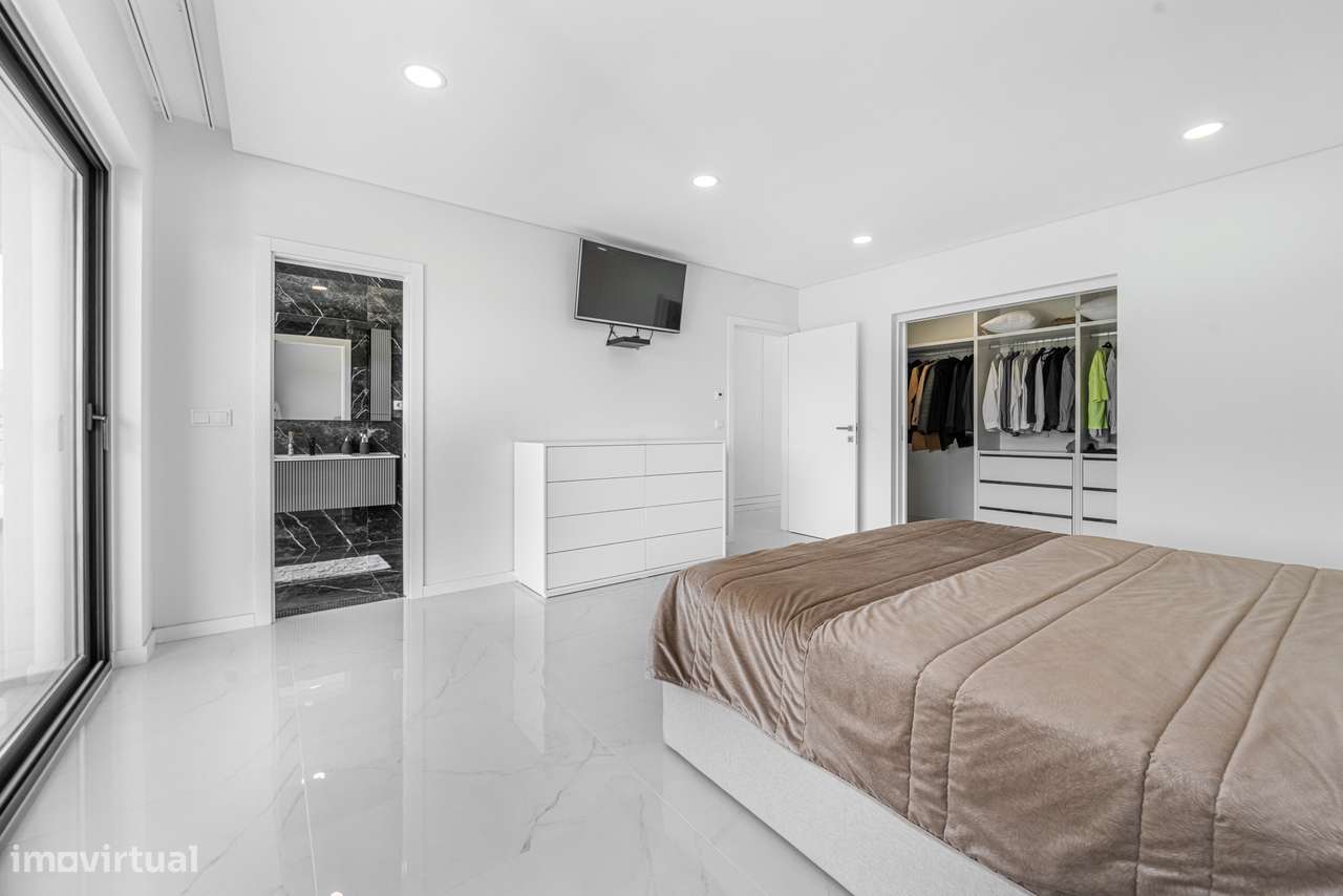 Moradia T4 semi-nova c/ 4 suites-18