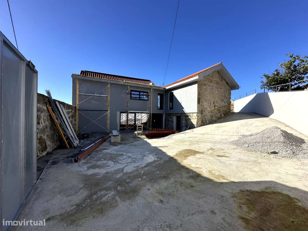 Moradia T2+1 com Terreno de 1.417 m² e Potencial para Piscina – Ordins - Grande imagem: 2/22