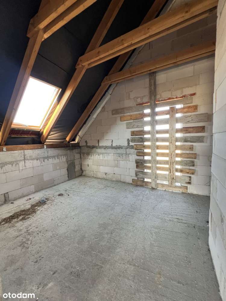 Widokowa działka z rozpoczętą budową-18