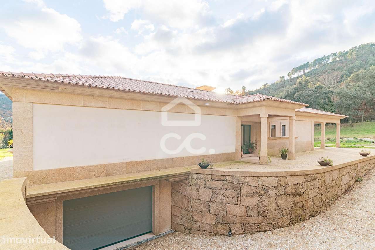 Moradia Térrea de Luxo com Cave | Conforto, Eficiência e Espaço Exteri-15