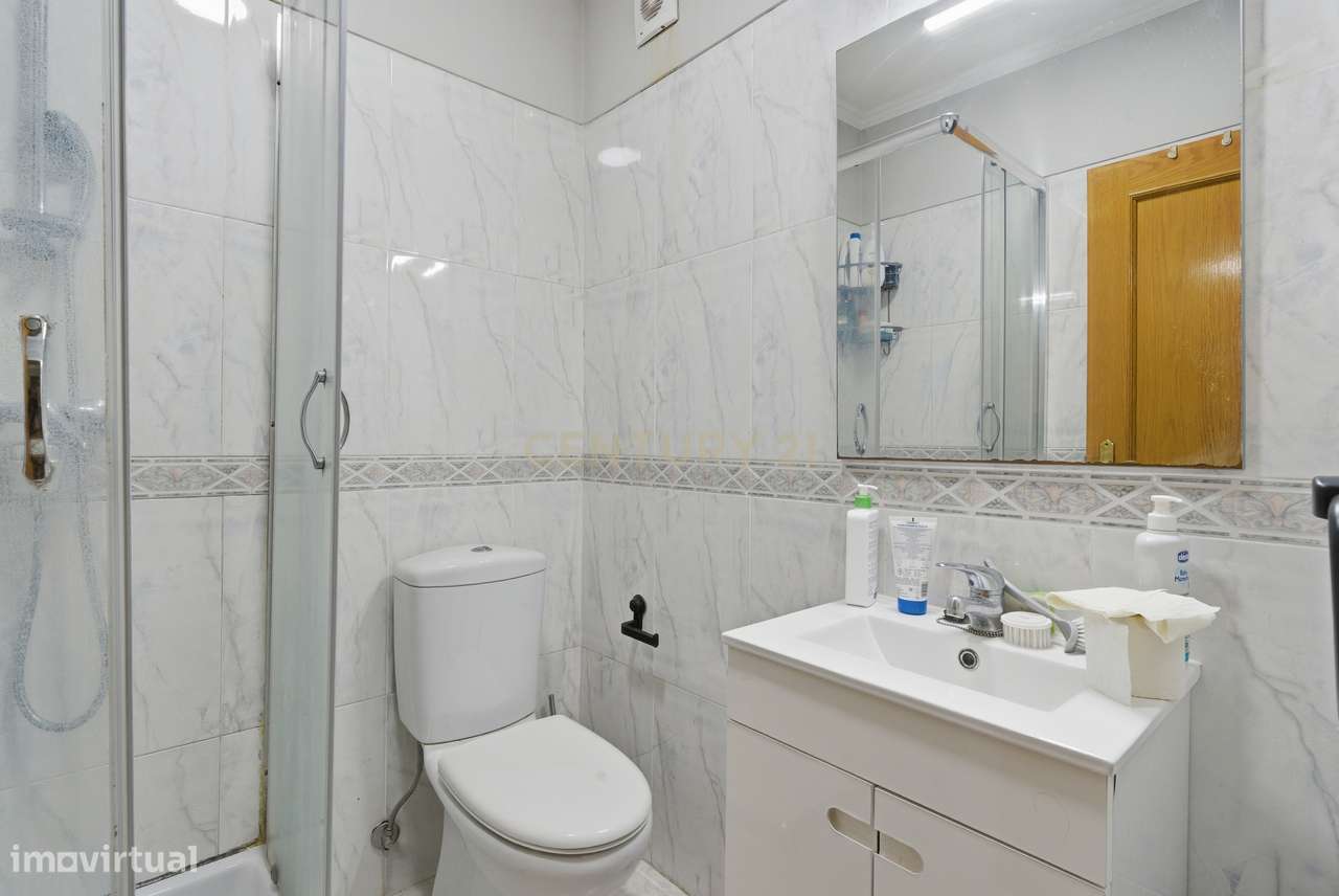 Apartamento T2 com Parqueamento no Centro da Moita — A 30 Minutos de L-14