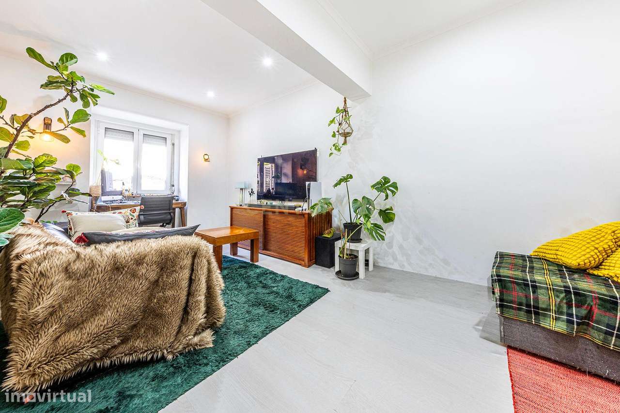 Apartamento T2 na Estrada das Laranjeiras com logradouro-11
