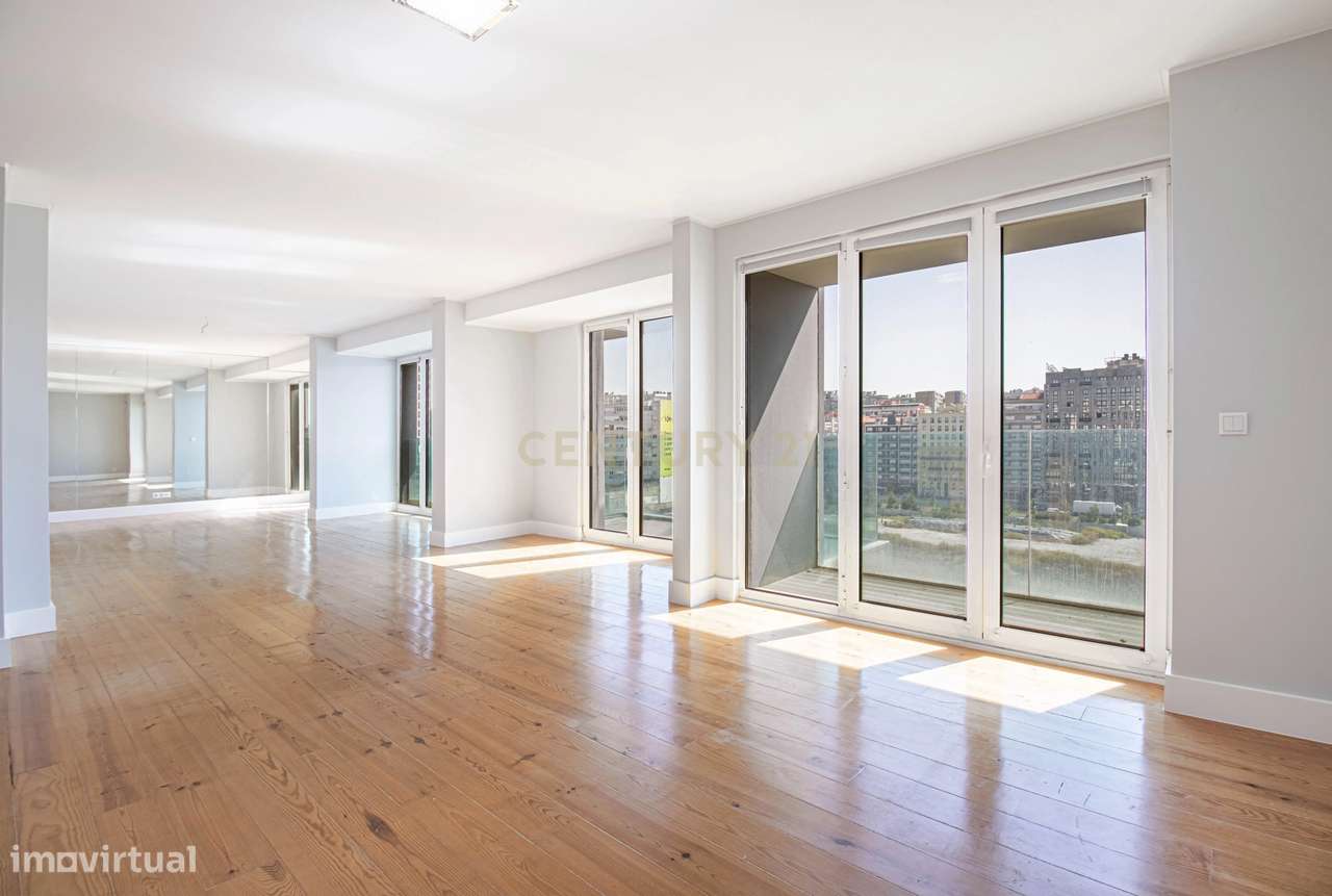 Apartamento T4 +1 com 272 m2 Vista Panorâmica em Lisboa e 3 Lugares de-0