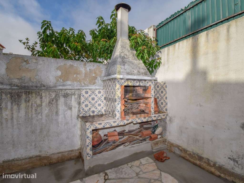 Moradia espaçosa com 2 pisos mais sótão , garagem e espaço exterior...-45