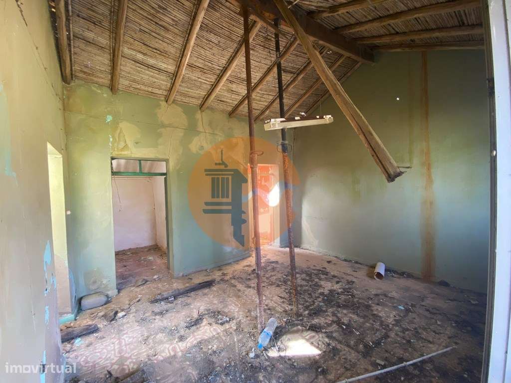 Terreno com Moradia para Recuperar - Excelente Localização entre Fu... - Grande imagem: 5/36