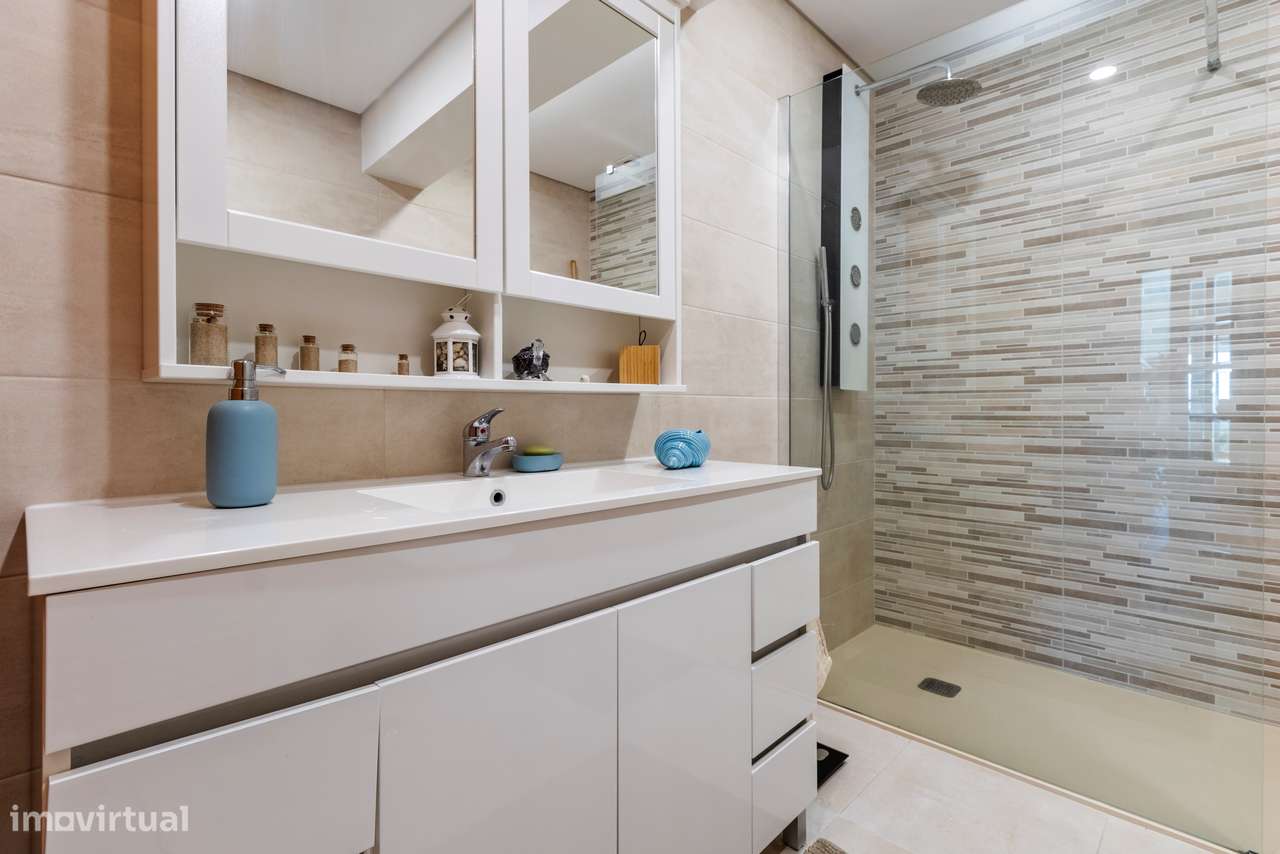 Apartamento T3 convertido em T2 c/ 2 Salas, Semi Remodelado em São Mar-34