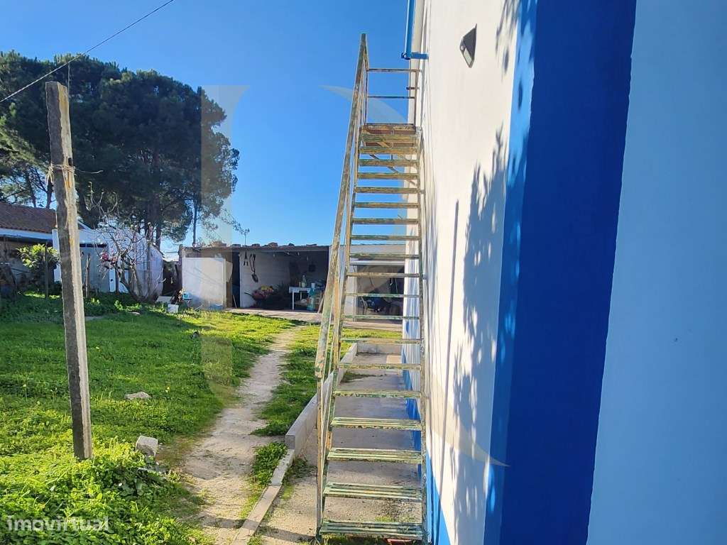 Moradia T3 transformada em T2 com Garagem, inserida num terreno de ...-8