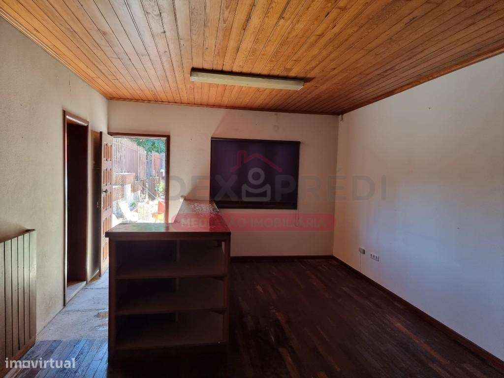 Armazém com logradouro, e um terreno rústico baldio, sito em Vilari... - Grande imagem: 3/7