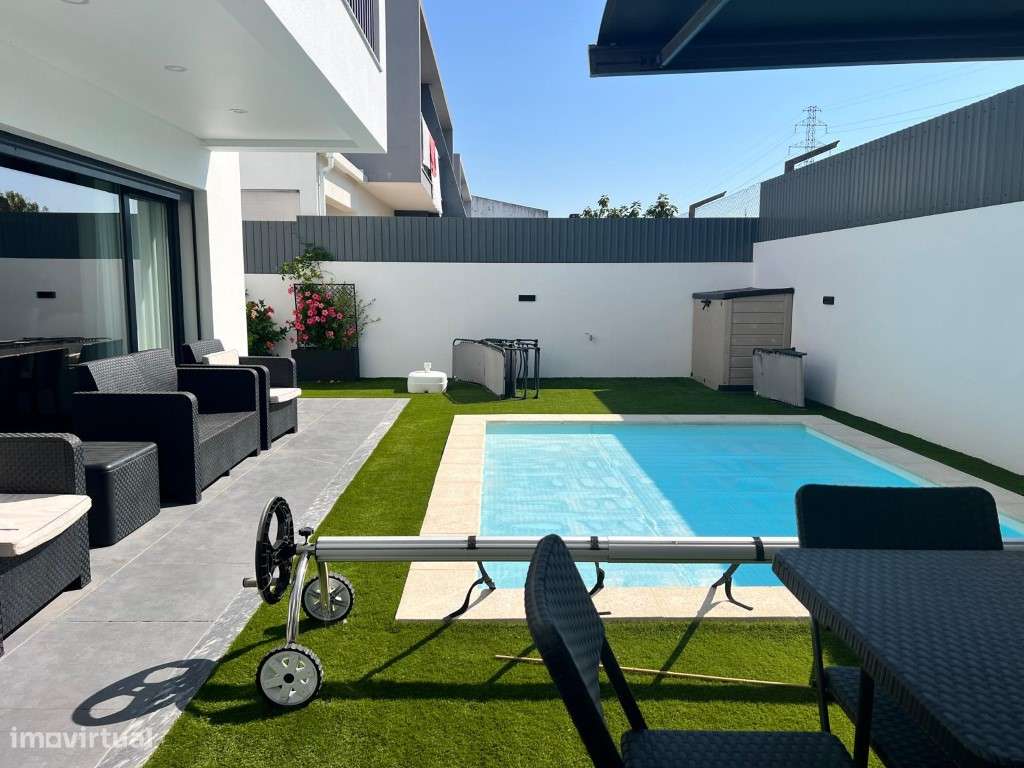 Moradia Isolada T4 Com piscina-39