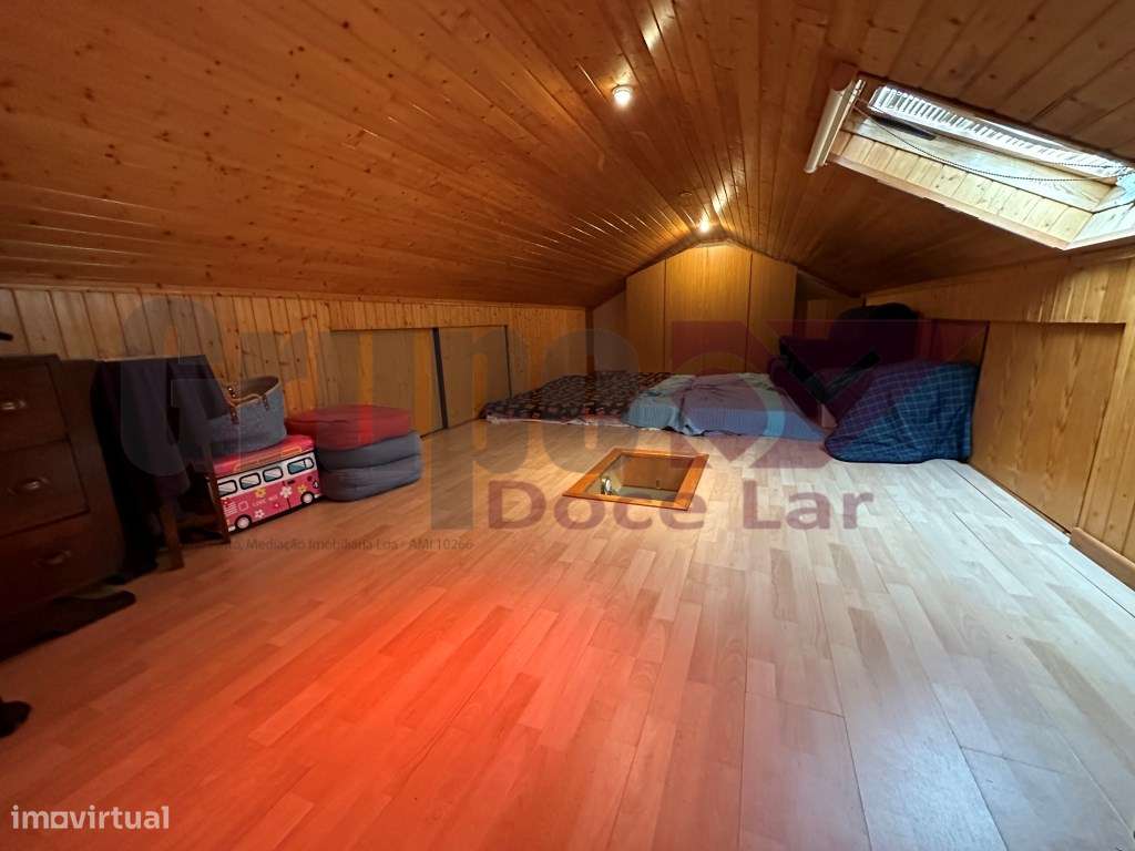 Apartamento T2+1 com Sótão a 350metros da praia de Sesimbra-28