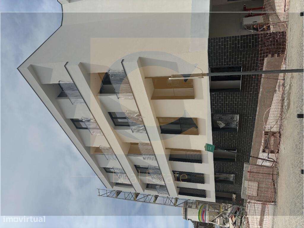 LOCALIZAÇÃO PRIVILEGIADA junto ao Hospital de São João - Escrituras a-1