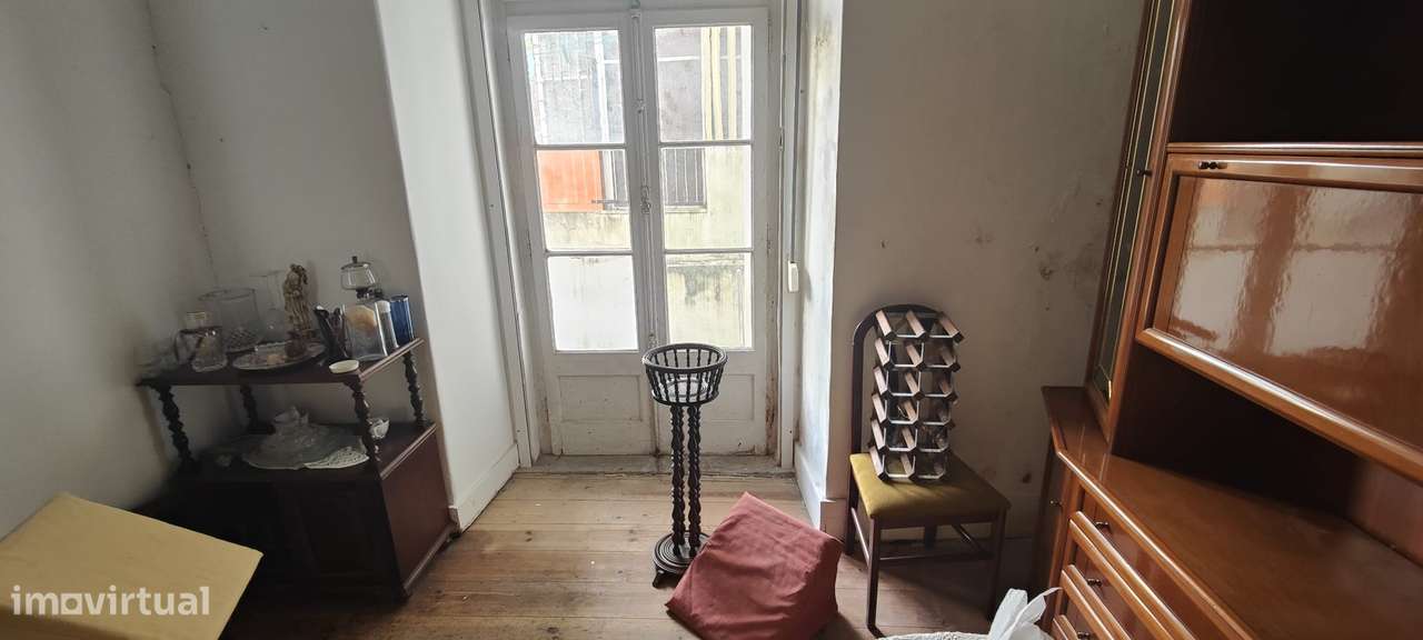 Apartamento T3 com varanda em Avenidas Novas, para remodelação total.-36