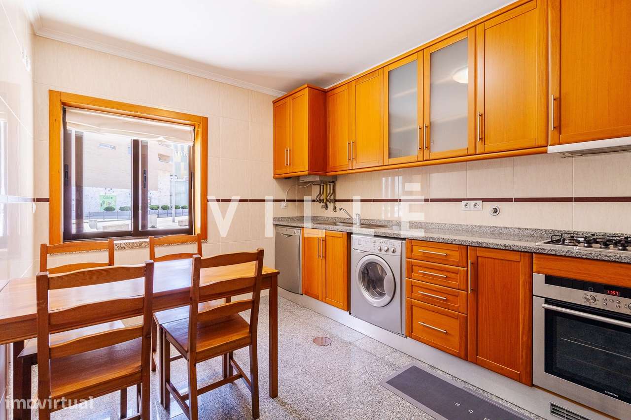 Apartamento T2 com Garagem Fechada e Arrumo no Glicinias-0