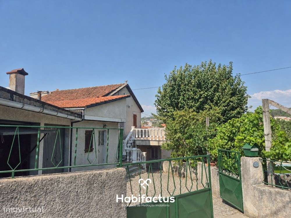 Moradia T3 para Remodelar em Bodiosa com Terreno-0