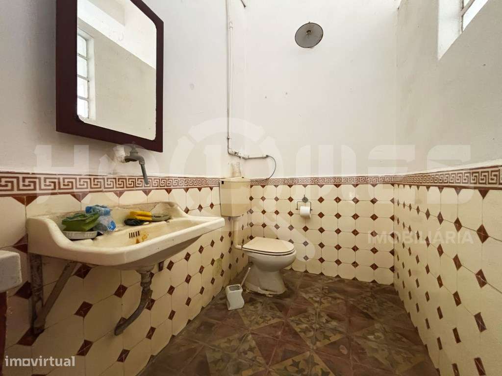 Moradia Secular de Charme | Casa + Jardim + Anexos | Potencial Hote...-15