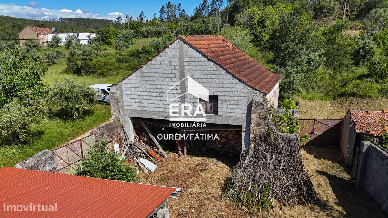 Moradia T2 com quintal localizada no Olival-16