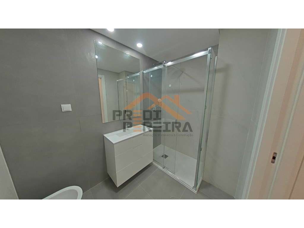 Apartamento T3, novo, com varanda e box para dois carros, situado n... - Grande imagem: 5/28