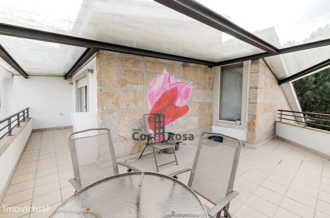 Casa Independente T4 + 2 com Piscina em Localização Privilegiada-10