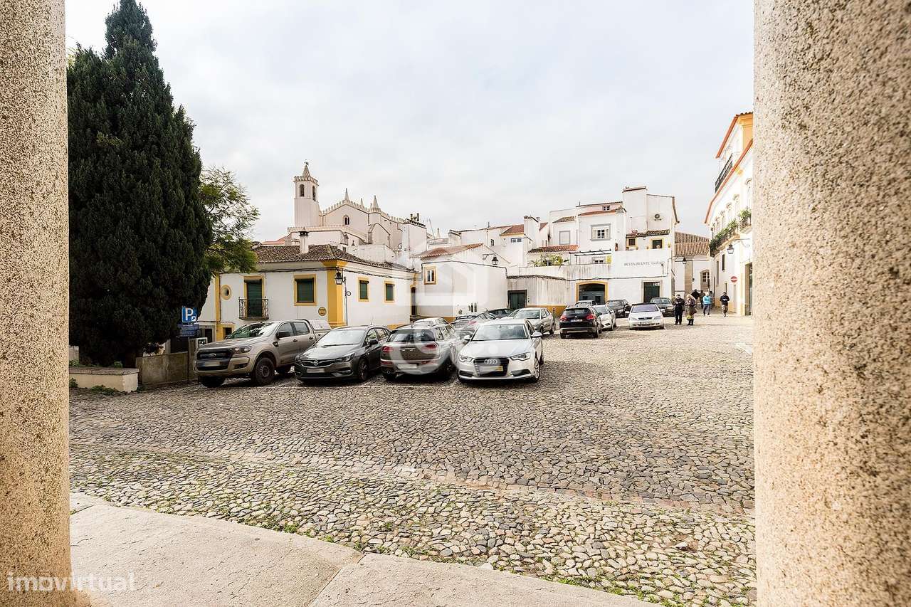 Moradia de luxo com 3 suites, pátio e varandas junto aos Meninos da Gr-55
