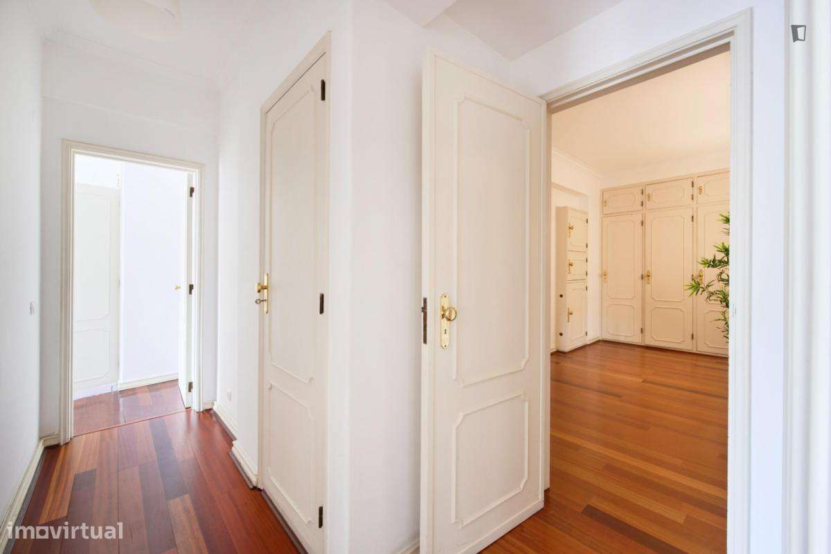 Quarto - localizado em Benfica Lisbon - Grande imagem: 4/8