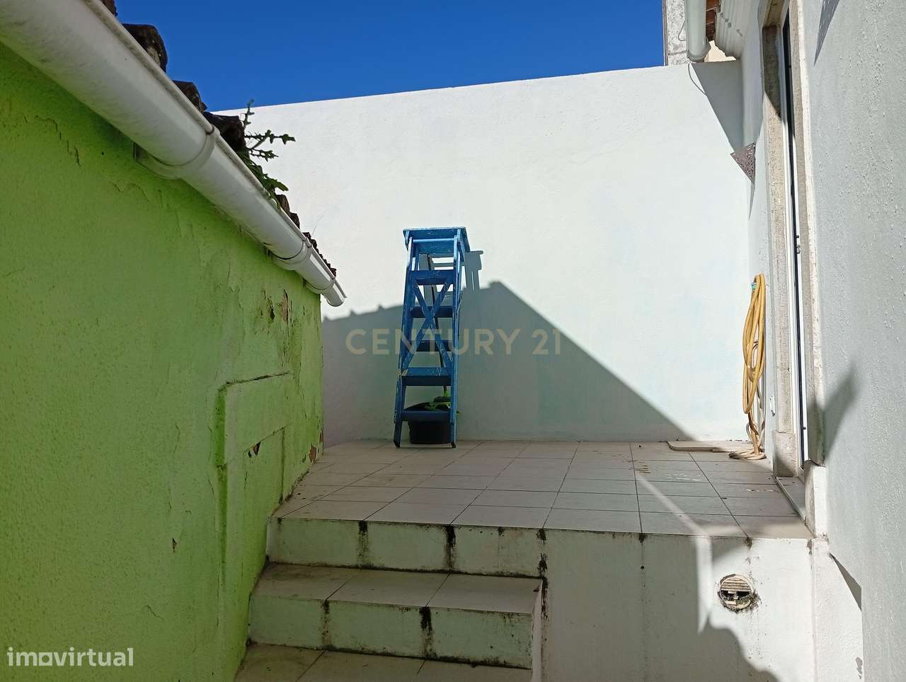 Oportunidade única para adquirir imóvel com 2 pisos ( actualmente sem-23