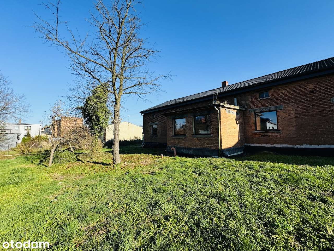 Klimatyczny dom z cegły z koncepcją adaptacji-13