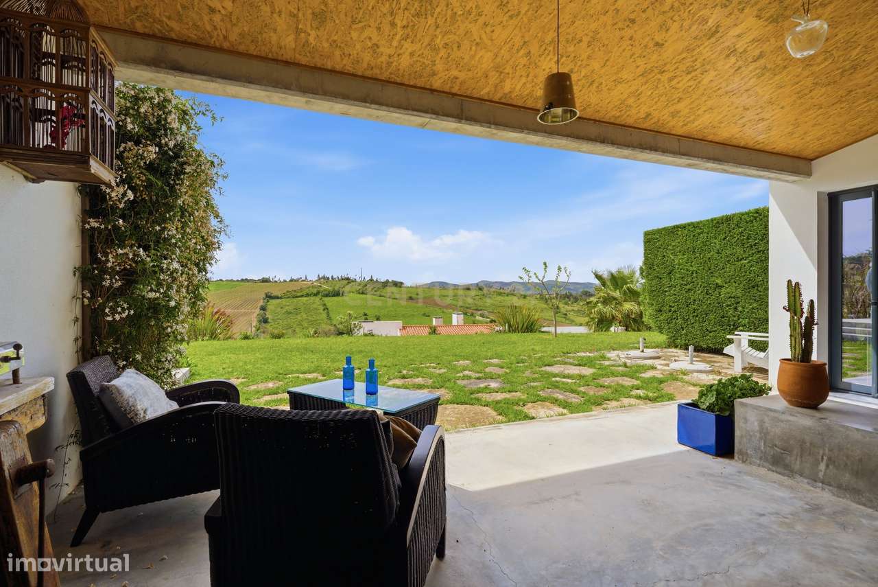 Quintinha T4 com edificação contemporânea no coração do Oeste, com ter-28