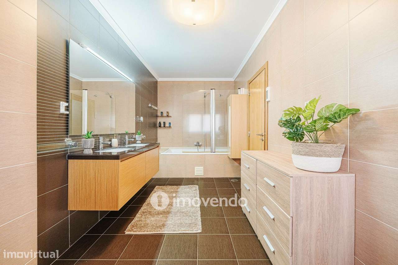 Apartamento T4 Duplex, com estacionamento e arrecadação, no Barreiro-26