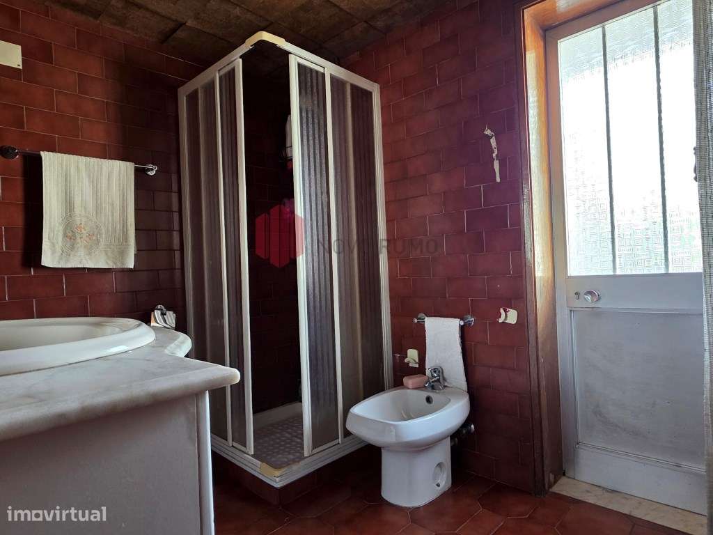 Moradia T3 de três frentes, com três pisos, anexos e garagem, inser...-24