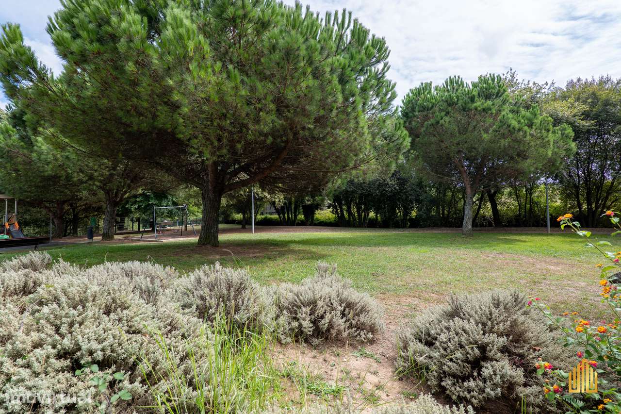 T2 Com Varanda Panorâmica em Urbanização Requintada, ao Aeroporto.-36