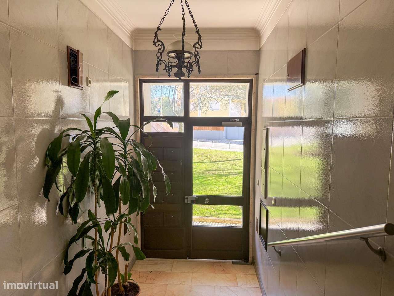 T3 Centro de Queijas, Oeiras. Parqueamento, Arrecadação, Varandas.-24