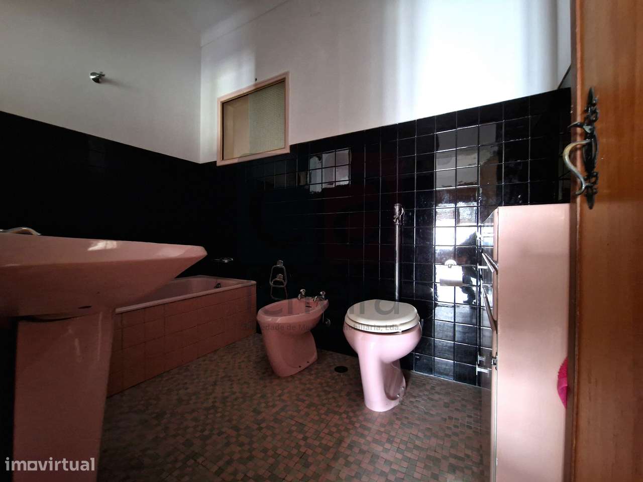 Moradia T4+2 em Almeirim com garagem e quintal-13