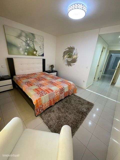 Apartamento T4 Duplex c/ garagem fechada p/ 2 carros.-9