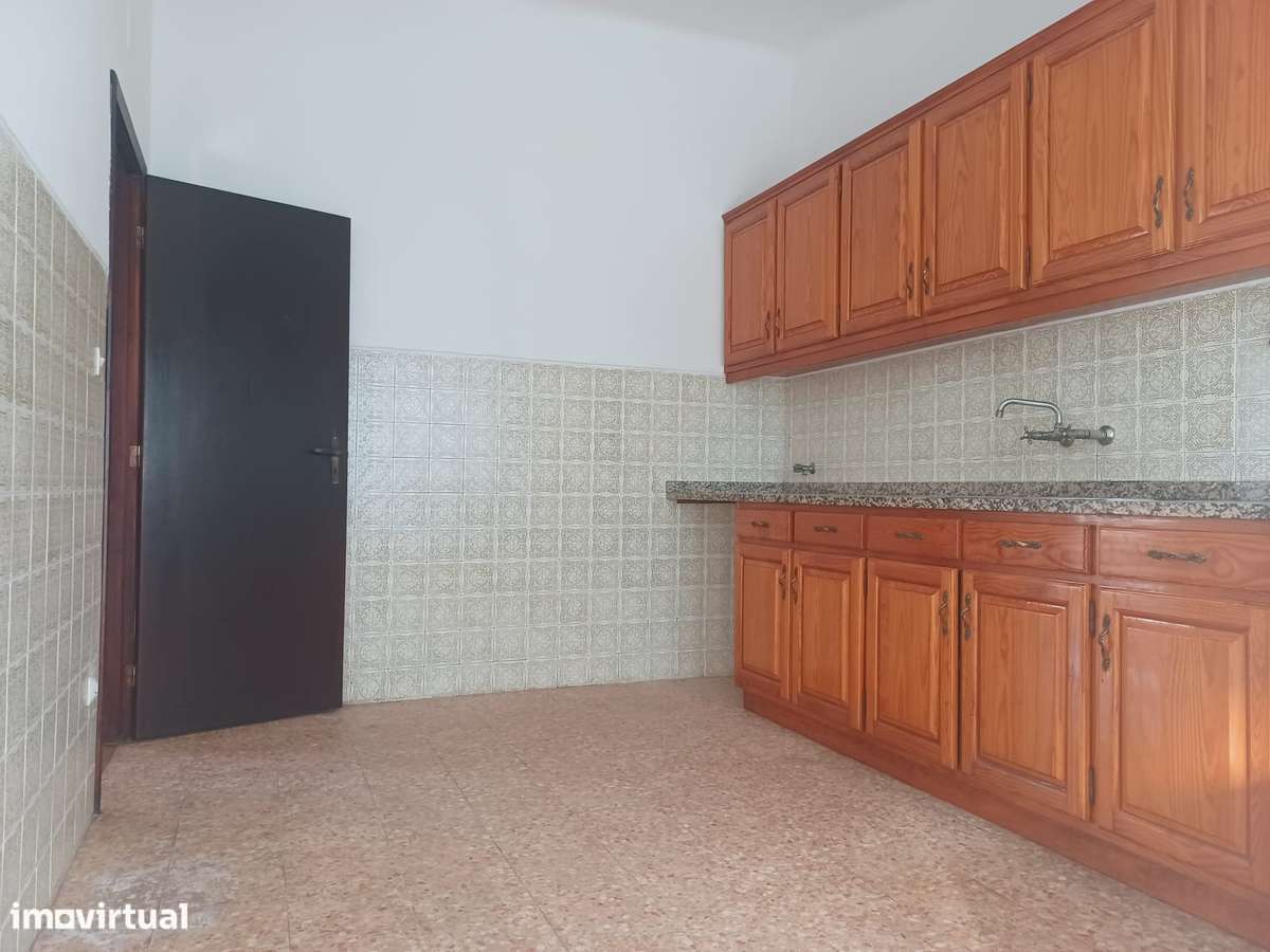 Arrenda-se Apartamento T2 com 90 m² | 3 Frentes | Luminoso - Grande imagem: 2/25